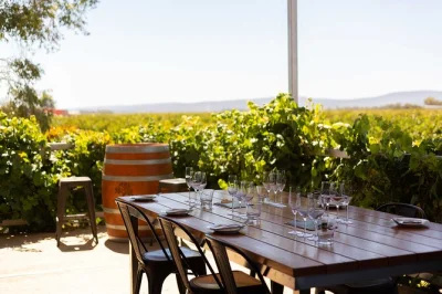 Descubre vinos de riverina con vistas al parque nacional cocoparra, cerca de griffith. cata guiada, relatos locales y ambiente relajado en la bodega. reserva ya.