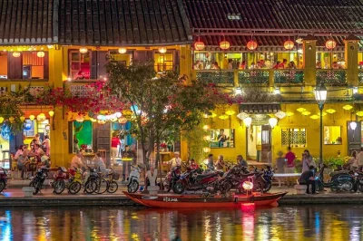 Hoi an, mercato notturno e cibo di strada: assaggia cao lau, banh mi e scopri i segreti culinari con una guida locale. cena inclusa e atmosfera magica lungo il fiume.