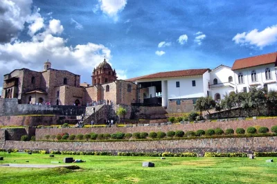 Explora cusco, valle sagrado, machu picchu, maras y moray en 5 días. incluye tour por la ciudad, guías locales, boletos de tren y hoteles 4 estrellas. reserva tu viaje a perú ahora.