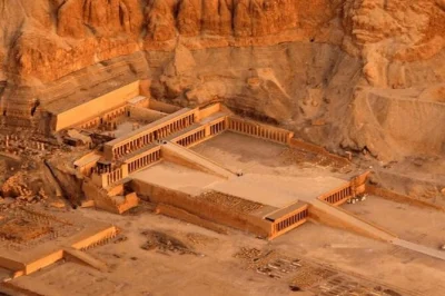 Explore túmulos e templos antigos na west bank de luxor com guia local. inclui transporte com ar-condicionado, entrada nos sítios e busca no hotel.