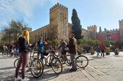 Descubra sevilha pedalando pelas ruas cheias de aroma de laranja. capacete, cadeado, mapa da cidade e assentos para crianças opcionais incluídos. reserve já sua bike.