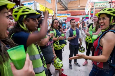 Scopri i quartieri più cool di città del messico in e-bike, assaggia lo street food con una guida locale ed esplora il parco chapultepec. prenota ora per snack e storie uniche.