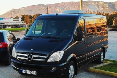 Arrivez à santorin sans stress grâce à un transfert aéroport aller-retour, un chauffeur local et des conseils d’initiés. prise en charge flexible et service chaleureux inclus.