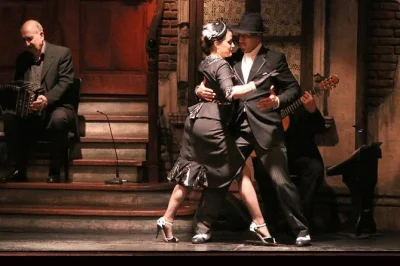 Disfruta un auténtico show de tango en buenos aires con cena, música en vivo y traslado privado desde tu hotel. reserva ya para una noche llena de cultura local.