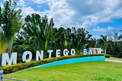Llega a montego bay con traslado privado desde el aeropuerto, cerveza red stripe fría y wifi gratis a bordo. recogida incluida y conductor local amable. reserva ya.