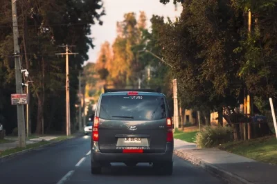 Arrivez à santiago sans stress avec un transfert privé depuis l’aéroport jusqu’à votre hôtel, chauffeur local disponible 24h/24. réservez pour un début de voyage en toute sérénité.