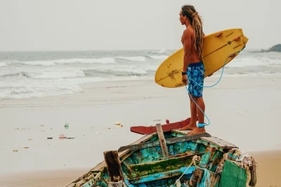 Aprende a surfear en mui ne con un guía local en la playa little buddha. equipo incluido, sesión al atardecer y recogida fácil. reserva ya.