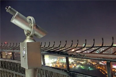 Découvrez l’animation du centre-ville du caire la nuit, admirez la vue depuis la tour du caire et flânez dans les rues historiques avec un guide local. transfert hôtel inclus.