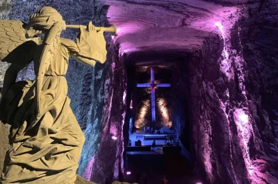 Explorez bogotá avec une excursion privée vers la cathédrale de sel de zipaquira, le lac guatavita et andres carne de res. billets inclus.