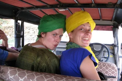 Découvrez jaisalmer en chevauchant des chameaux dans les dunes, admirez un coucher de soleil magique et savourez un dîner local avec musique. snacks, thé et prise en charge inclus. réservez votre 