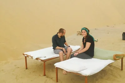 Partez de jaisalmer à dos de chameau, découvrez des villages authentiques et dormez sous un ciel étoilé. transfert, repas au feu de bois et guide local inclus. réservez votre vraie expérience du