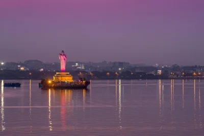 Descubra as ruas iluminadas de hyderabad, vistas do lago hussain sagar e sabores locais em um passeio noturno guiado com degustações e guia contador de histórias.