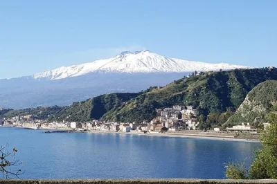 Descubra as crateras do monte etna, prove vinhos e mel locais e passeie pela corso umberto e teatro grego em taormina. transfer privativo saindo do seu porto.
