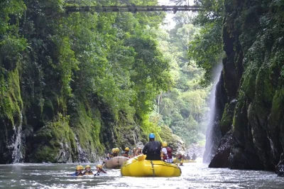 Vivi 3 giorni di rafting sul fiume pacuare, escursioni nella foresta pluviale e notti in un lodge nella giungla. include pasti, guide e trasporto dagli hotel di san josé.