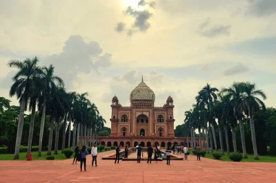 Scopri vecchia e nuova delhi in un giorno con una guida locale. visita red fort, chandni chowk, lotus temple e altro. include pickup in hotel e auto privata.