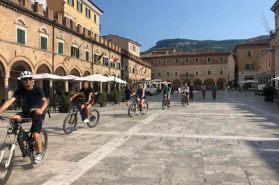 Descubra ascoli piceno de e-bike com um guia certificado. pedale por praças históricas, vielas secretas e aproveite vistas únicas da cidade. aluguel de e-bike à parte.