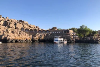 Découvrez le temple de philae en bateau, admirez l’obélisque inachevé et promenez-vous sur le haut barrage d’aswan avec un guide local. transport privé et eau incluse.