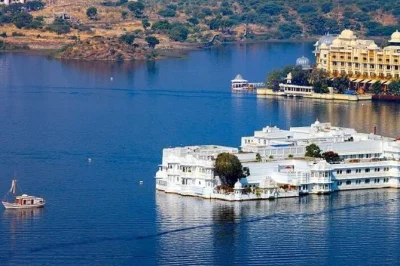 Découvrez les lacs, palais et voitures anciennes d’udaipur lors d’une visite privée avec guide local. transfert hôtel et transport inclus. réservez vite votre place.