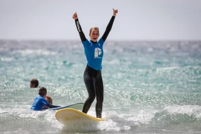 Disfruta del surf en corralejo con grupos reducidos y un instructor experto. incluye equipo completo, recogida en hotel y traslado de vuelta. reserva tu clase de surf hoy.