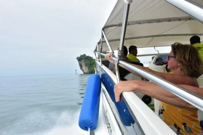 Von ao nang nach phuket mit dem speedboot inklusive stopps auf koh yao inseln. inklusive hotelabholung in krabi und transfer bis zum hotel in phuket. jetzt buchen für stressfreie fahrt.
