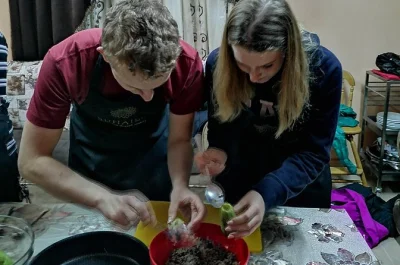 Amman, cuisine jordanienne authentique avec une famille locale. cours de cuisine, dîner convivial, recettes à emporter. réservez votre place dès maintenant.