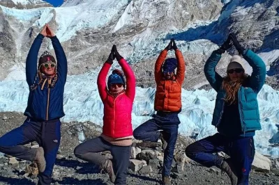 Erlebe den everest base camp yoga trek ab kathmandu mit täglichem yoga, sherpa-kultur und atemberaubendem himalaya-trekking. inklusive guide und allen gebühren.
