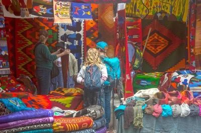 Esplora il mercato di otavalo, le botteghe di pelle di cotacachi e gli intagliatori di legno di san antonio in un tour privato di un giorno a nord di quito. trasferimento dall’hotel, guida e pranzo 
