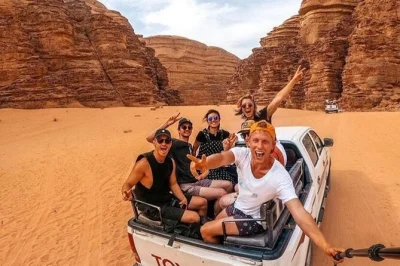 Explorez wadi rum en jeep, visitez ses sites emblématiques et dormez dans un camp bédouin. comprend sandboard, repas et thé au coucher du soleil. réservez votre aventure dans le désert dès maint