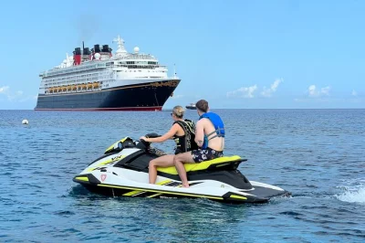 Noleggio privato di jet ski a grand cayman con consegna facile direttamente al tuo hotel o appartamento. naviga acque cristalline con giubbotti inclusi. prenota ora per un divertimento senza pensieri.