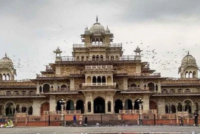 Entdecke jaipur mit amber fort, city palace und bunten märkten bei einer privaten tagestour. inkl. hotelabholung, klimatisiertem auto und lokalem guide. jetzt buchen.