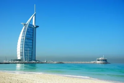 Feel the contrasts of dubai on a full-day spanish tour—mosques, souks, palm jumeirah, and an abra ride. small group, local guide, and pickup included.