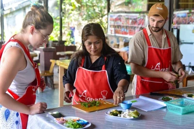 Thai kocherlebnis in ao nang: lerne authentische gerichte mit einem lokalen koch, frischen zutaten und inklusive hoteltransfer. jetzt platz sichern!
