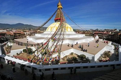 Erlebe kathmandu hautnah: entdecke durbar square, swayambhunath, boudhanath & pashupatinath mit einem lokalen guide. inklusive hoteltransfer.