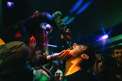 Porto, tour guidato tra i migliori bar con 6 drink inclusi, ingresso senza fila nei club e incontro con viaggiatori da tutto il mondo. prenota ora la tua serata a porto!