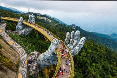 Desfrute do teleférico mais longo do sudeste asiático em ba na hills, caminhe pela famosa golden bridge e saboreie um almoço buffet com guia local. inclui traslado do hotel em da nang. reserve já.