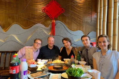 Chengdu, dîner hot pot épicé et spectacle d’opéra sichuan avec guide local. transfert hôtel, billets inclus, immersion totale dans la culture locale.