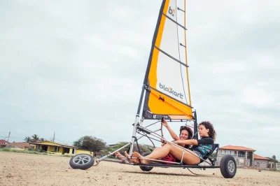 Prueba el blokarting en aruba: siente los vientos alisios, corre sobre terreno rocoso y disfruta de una aventura al aire libre única. ideal para familias y amantes de la adrenalina.