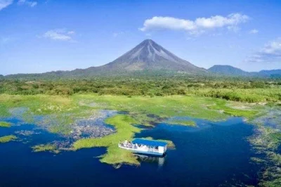 Scopri il lago arenal da vicino con un capitano locale, osserva la fauna e goditi la vista del vulcano. prenota ora un rilassante giro in barca di un’ora vicino al vulcano arenal.