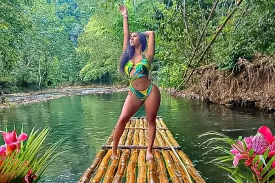 Desfrute de um passeio relaxante de balsa de bambu em lethe, jamaica. massagem nos pés com pedras calcárias, passeio pelo rio e rum punch caseiro — ideal para aniversários e ocasiões especiais.