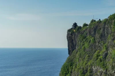 Descubra as praias do sul de bali, o templo de uluwatu ao pôr do sol, a dança kecak e um jantar com frutos do mar fresquinhos na praia de jimbaran. inclui transporte e guia local.
