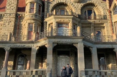 Découvrez victoria à pied avec un guide local : chinatown, jardins royaux et vue extérieure du château craigdarroch. navette hôtelière incluse, réservez vite.