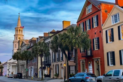 Découvrez les maisons emblématiques de charleston, rainbow row et le old village avec un guide local. transport privé, eau en bouteille et prise en charge à l'hôtel inclus.