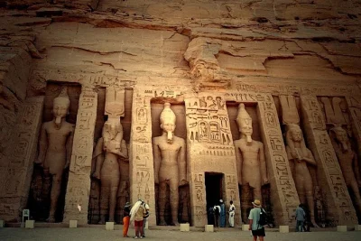 Viva uma excursão compartilhada de um dia a abu simbel saindo de aswan. inclui traslado do hotel, transporte com ar-condicionado e duas horas explorando templos antigos. reserve agora.