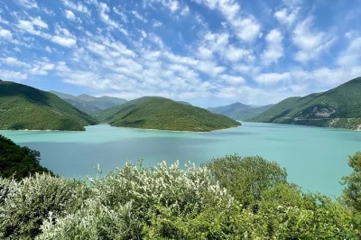 Descubra a alma da geórgia em tbilisi, vinícolas de kakheti e picos de kazbegi. transporte privativo, guia local e todos os traslados inclusos.