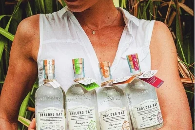 Descubre los principales atractivos de phuket: el gran buda, wat chalong, una granja de miel, una fábrica de perlas y una visita a una destilería de ron con cóctel. recogida en el hotel incluida.