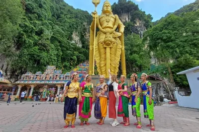 Descubre batu caves en kuala lumpur, visita la fábrica de peltre royal selangor y aprende batik con guía local. incluye recogida y regreso al hotel. reserva ya.