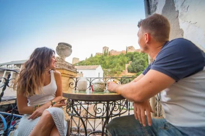 Scopri i quartieri storici di granada: centro, albaicín, realejo e sacromonte con guida locale. tè, dolci arabi e panorami sull’alhambra inclusi. prenota ora per gruppi piccoli.