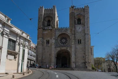 Découvrez les quartiers les plus anciens de lisbonne à bord d’un tuktuk électrique. visitez alfama, la cathédrale de lisbonne, les meilleurs points de vue et la praça do comércio. ludique, rap