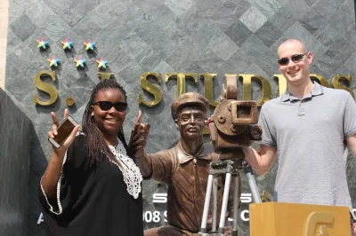 Découvrez les studios sj de mumbai avec une visite immersive bollywood. assistez à un tournage en direct, apprenez des pas de danse et explorez les effets spéciaux avec un guide local. réservez vi