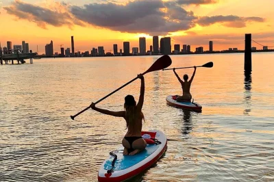 Erlebe cartagena bay bei sonnenuntergang auf led-paddleboards mit einem lokalen guide. schwebe über leuchtendem wasser, keine vorkenntnisse nötig. alles inklusive – jetzt buchen.